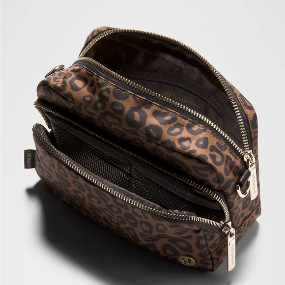 Lululemon Everywhere Crossbody Bag 2L Metal Hardware - Picture 8 of 9